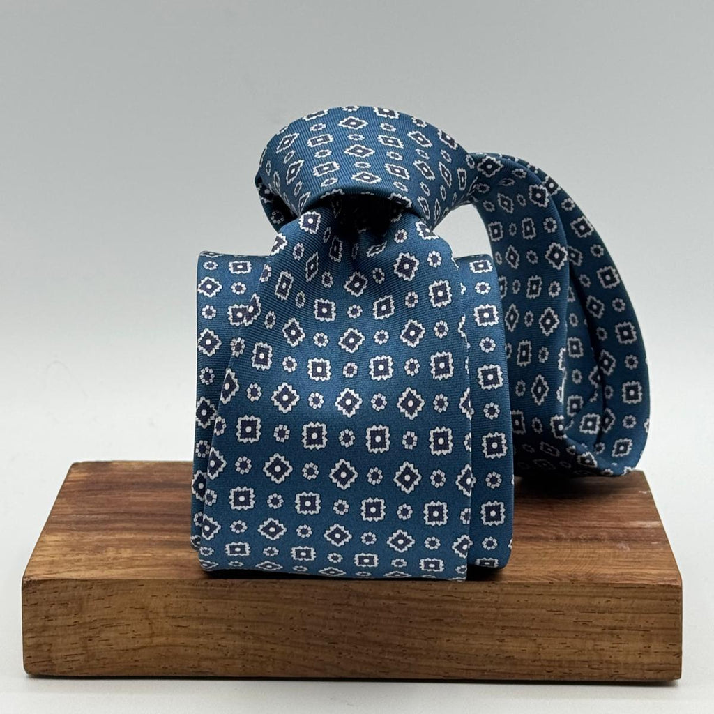 Cruciani &amp; Bella
100% Printed Silk&nbsp;
Tipped
Octanium, Blue and White Motif Tie
Handmade in Italy
8,5 cm x 148 cm
New Old Stock