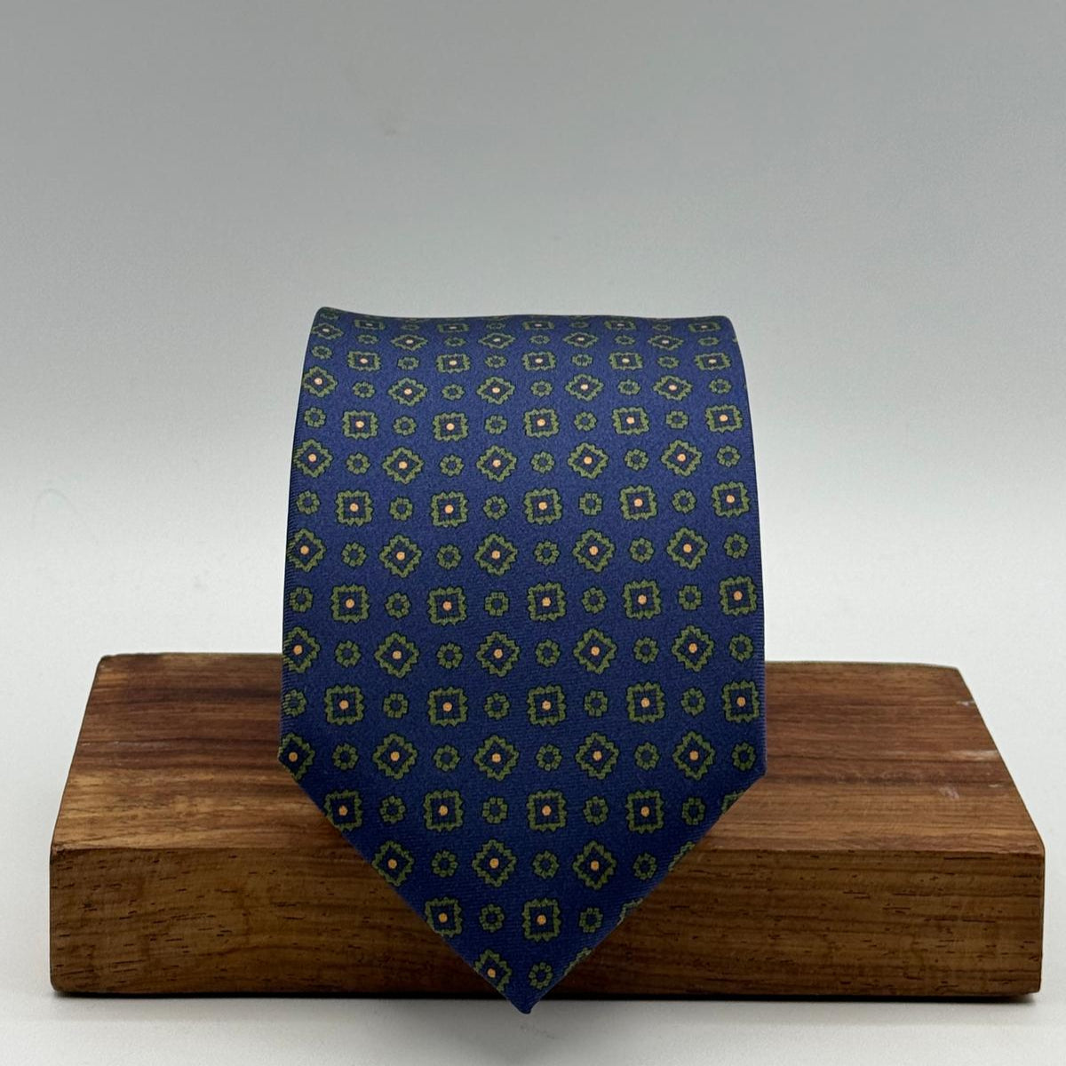 Cruciani &amp; Bella
100% Printed Silk&nbsp;
Tipped
Blue, Green and Ocra Motif Tie
Handmade in Italy
8,5 cm x 148 cm
New Old Stock