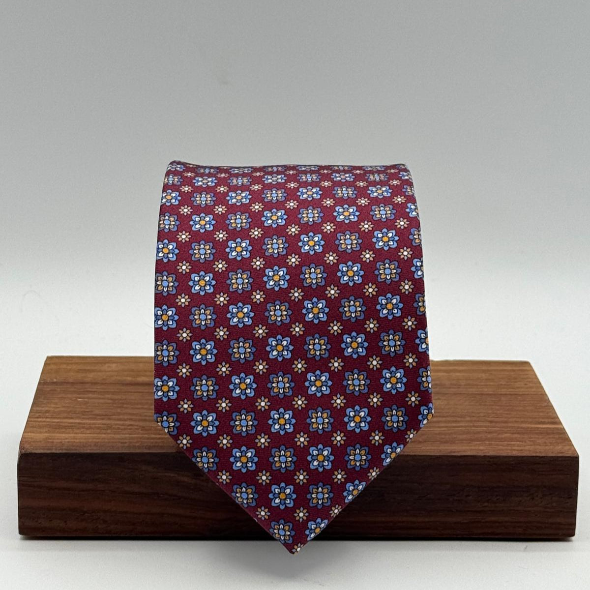 Cruciani &amp; Bella
100% Printed Silk&nbsp;
Tipped
Red Wine, Light Blue, White and Light Brown Motif Tie
Handmade in Italy
8,5 cm x 148 cm
New Old Stock