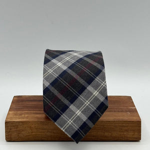 Drake's for Cruciani &amp; Bella
70% Wool 30% Silk
Tipped
Tartan Motif
Green Forest, Light Grey, Red, White, Blue
Handmade in England
8 cm x 148 cm
