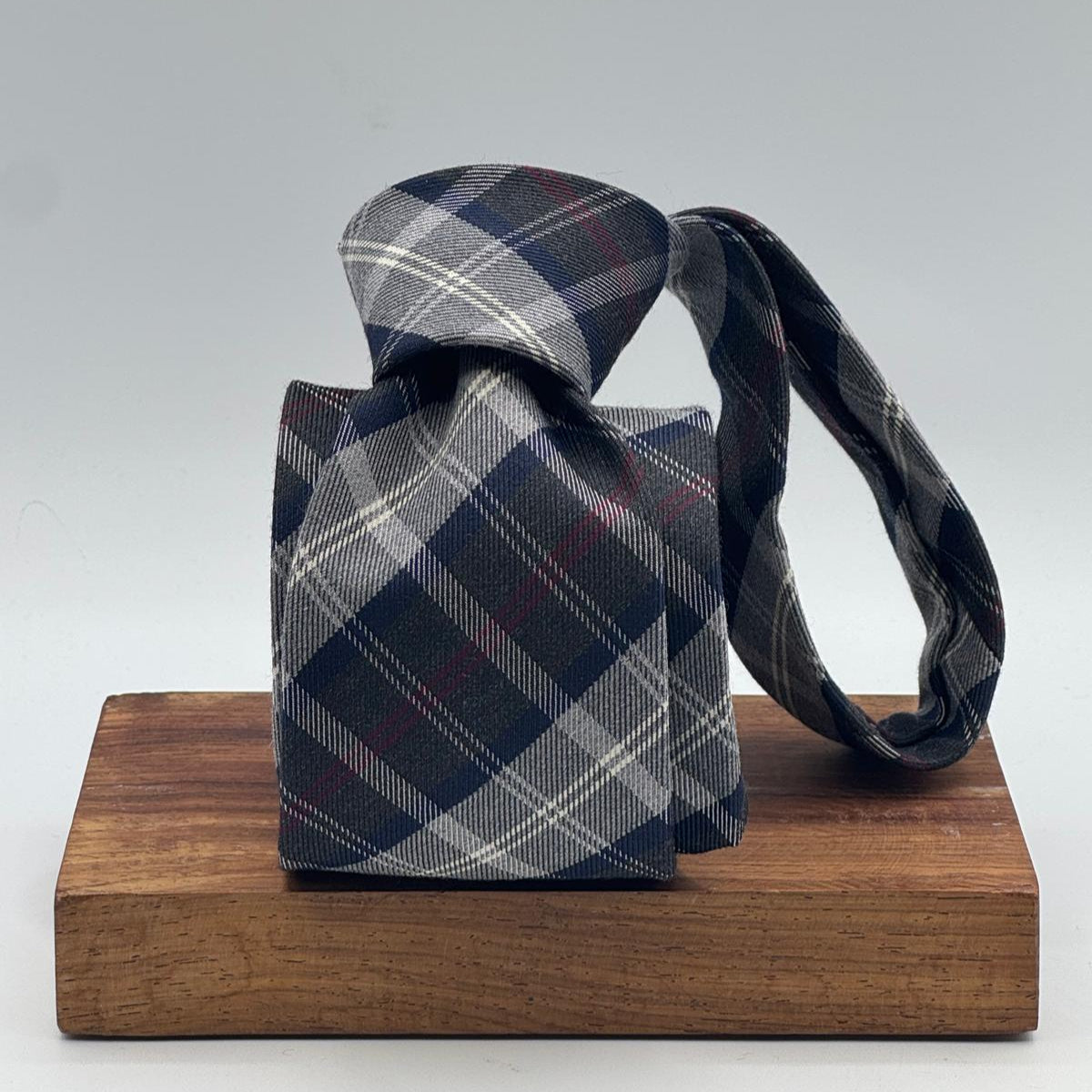 Drake's for Cruciani &amp; Bella
70% Wool 30% Silk
Tipped
Tartan Motif
Green Forest, Light Grey, Red, White, Blue
Handmade in England
8 cm x 148 cm