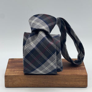 Drake's for Cruciani &amp; Bella
70% Wool 30% Silk
Tipped
Tartan Motif
Green Forest, Light Grey, Red, White, Blue
Handmade in England
8 cm x 148 cm