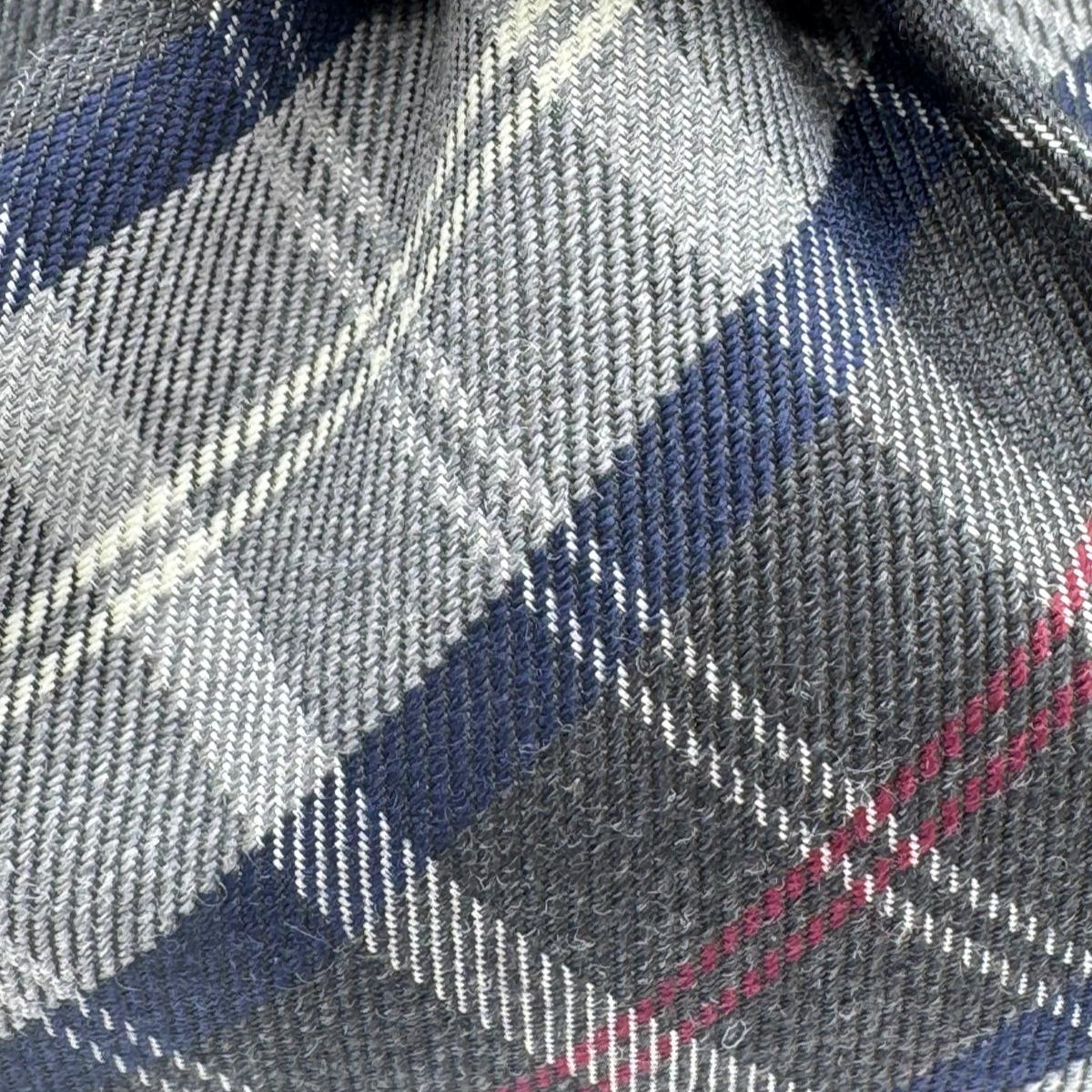 Drake's for Cruciani &amp; Bella
70% Wool 30% Silk
Tipped
Tartan Motif
Green Forest, Light Grey, Red, White, Blue
Handmade in England
8 cm x 148 cm