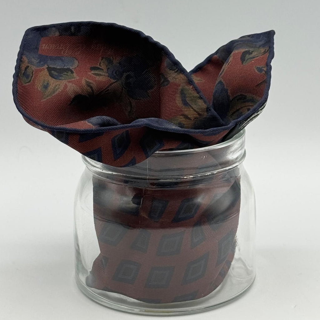 Holliday &amp; Brown
Hand-rolled&nbsp;&nbsp;
Holliday &amp; Brown for Cruciani &amp; Bella
100% Silk
Rust, Blue, Green and Ocra
Double Faces
Floral Motif&nbsp; Pocket Square
Handmade in Italy

32 cm X 32 cm