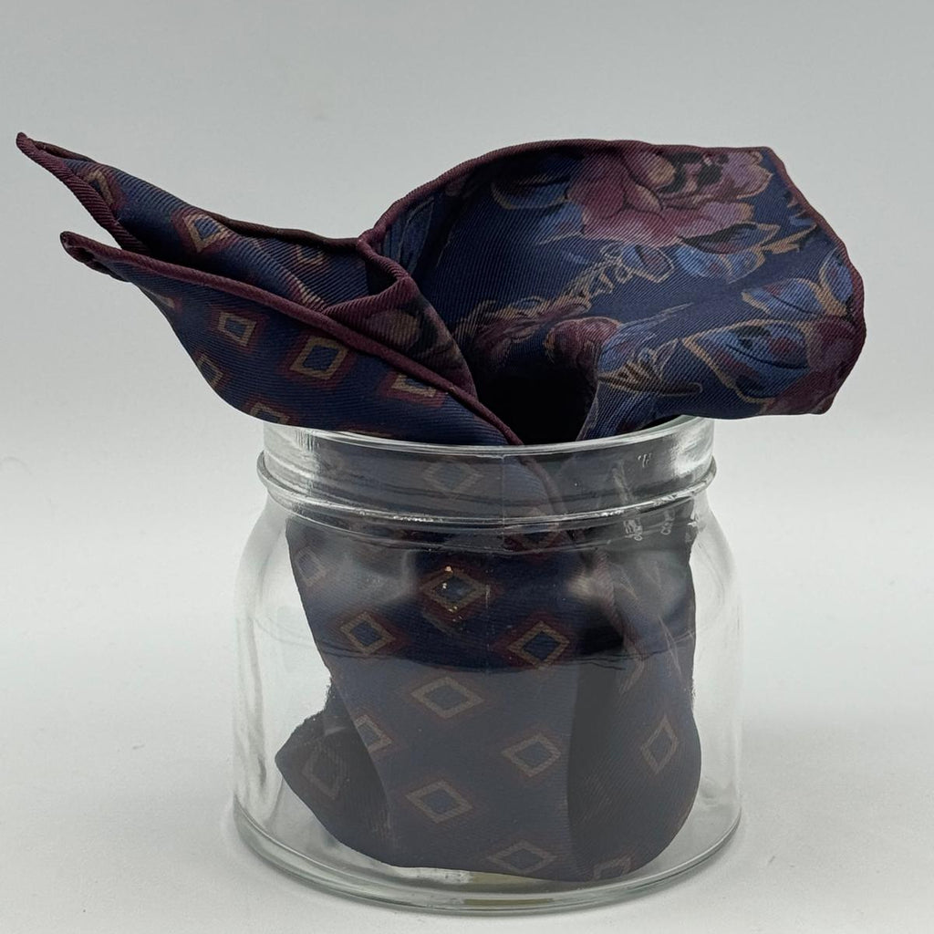 Holliday &amp; Brown
Hand-rolled&nbsp;&nbsp;
Holliday &amp; Brown for Cruciani &amp; Bella
100% Silk
Dark Blue, Red Wine and Blue
Double Faces
Floral Motif&nbsp; Pocket Square
Handmade in Italy

32 cm X 32 cm