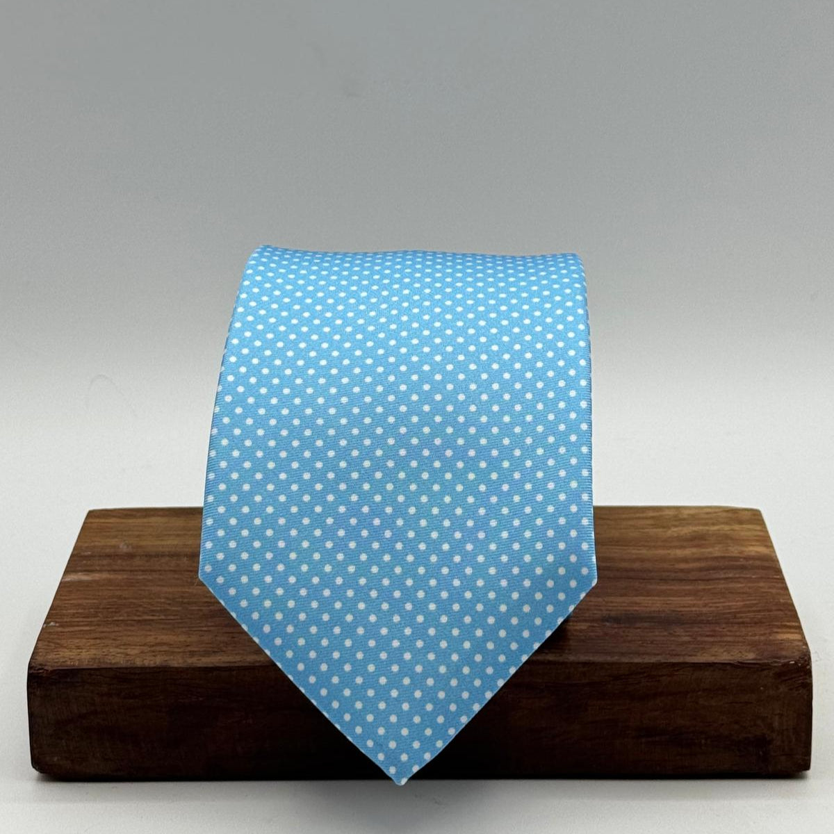 Cruciani &amp; Bella
100% Printed Silk&nbsp;
Tipped
Baby Blue and White Polka Dots Motif Tie
Handmade in Italy
8,5 cm x 148 cm
New Old Stock