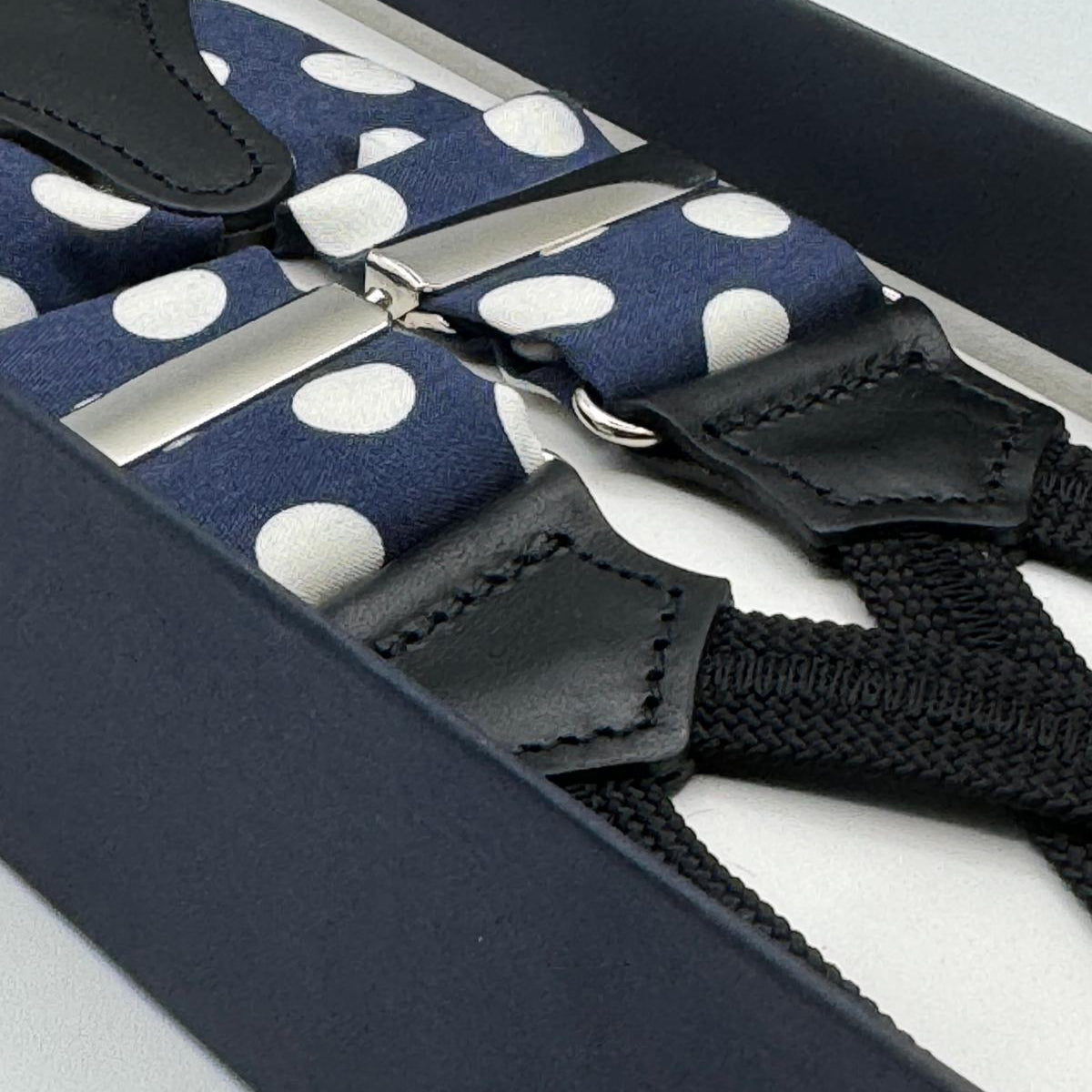 Cruciani &amp; Bella Suspender
Handmade in Italy&nbsp;
Adjustable Sizing
Madder Silk
35 mm Wide
Blue and White Coin Dots&nbsp;
Braid Ends
Y-Shaped
Nickel Fittings
Size Multifit Adjustable&nbsp;Length: 125cm (= 49 inch) Maximum