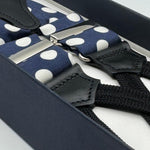 Cruciani &amp; Bella Suspender
Handmade in Italy&nbsp;
Adjustable Sizing
Madder Silk
35 mm Wide
Blue and White Coin Dots&nbsp;
Braid Ends
Y-Shaped
Nickel Fittings
Size Multifit Adjustable&nbsp;Length: 125cm (= 49 inch) Maximum