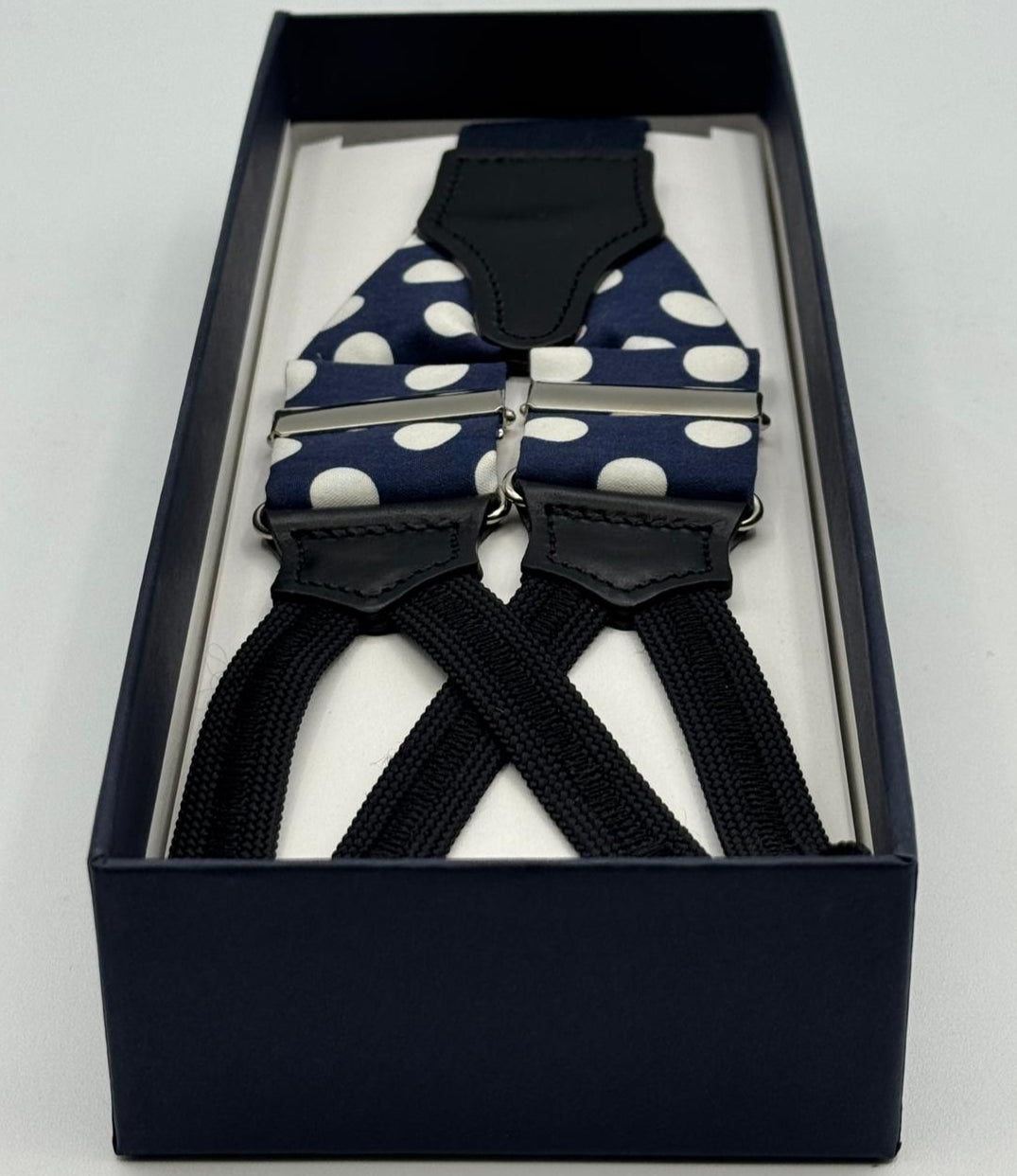 Cruciani &amp; Bella Suspender
Handmade in Italy&nbsp;
Adjustable Sizing
Madder Silk
35 mm Wide
Blue and White Coin Dots&nbsp;
Braid Ends
Y-Shaped
Nickel Fittings
Size Multifit Adjustable&nbsp;Length: 125cm (= 49 inch) Maximum