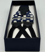 Cruciani &amp; Bella Suspender
Handmade in Italy&nbsp;
Adjustable Sizing
Madder Silk
35 mm Wide
Blue and White Coin Dots&nbsp;
Braid Ends
Y-Shaped
Nickel Fittings
Size Multifit Adjustable&nbsp;Length: 125cm (= 49 inch) Maximum