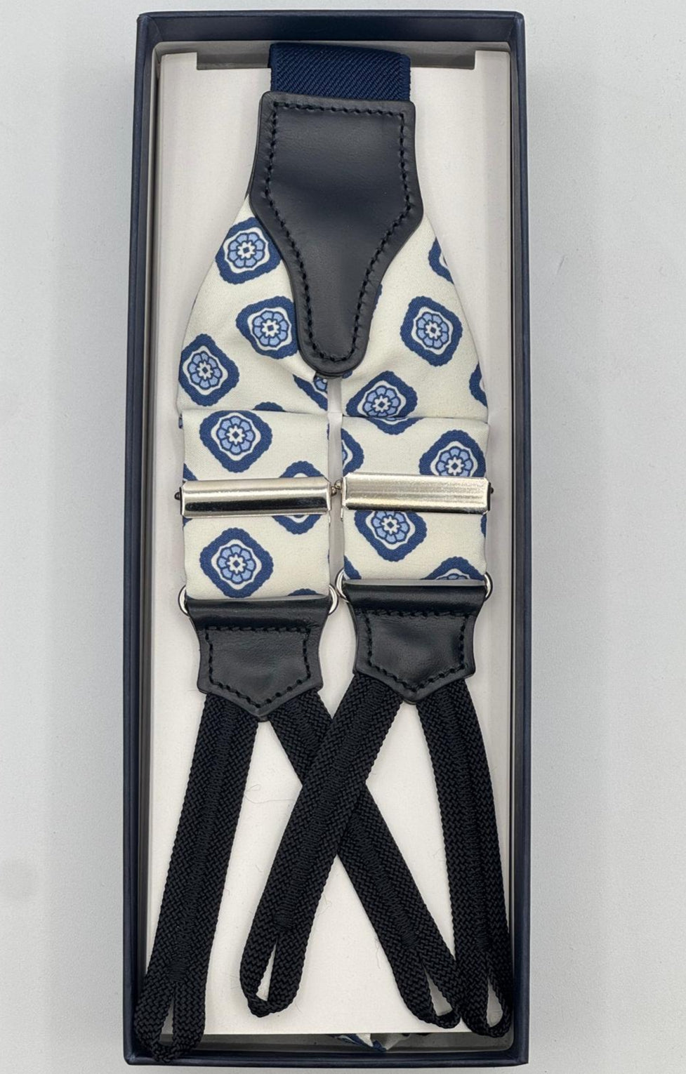 Cruciani &amp; Bella Suspender
Handmade in Italy&nbsp;
Adjustable Sizing
Madder Silk
35 mm Wide
Off White and Blue Motif&nbsp;
Braid Ends
Y-Shaped
Nickel Fittings
Size Multifit Adjustable&nbsp;Length: 125cm (= 49 inch) Maximum