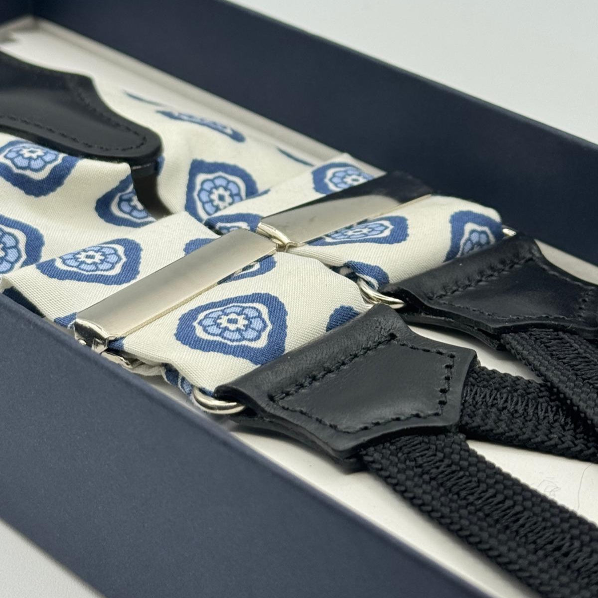 Cruciani &amp; Bella Suspender
Handmade in Italy&nbsp;
Adjustable Sizing
Madder Silk
35 mm Wide
Off White and Blue Motif&nbsp;
Braid Ends
Y-Shaped
Nickel Fittings
Size Multifit Adjustable&nbsp;Length: 125cm (= 49 inch) Maximum