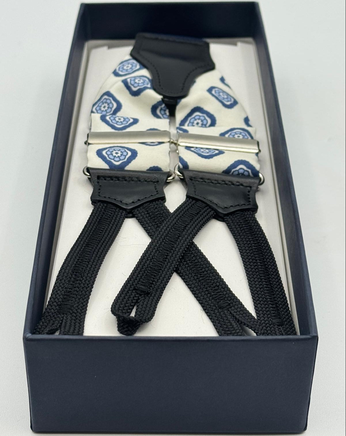 Cruciani &amp; Bella Suspender
Handmade in Italy&nbsp;
Adjustable Sizing
Madder Silk
35 mm Wide
Off White and Blue Motif&nbsp;
Braid Ends
Y-Shaped
Nickel Fittings
Size Multifit Adjustable&nbsp;Length: 125cm (= 49 inch) Maximum