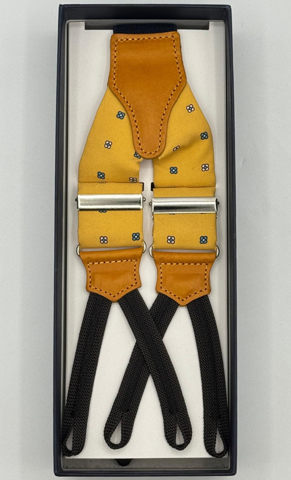 Cruciani &amp; Bella Suspender
Handmade in Italy&nbsp;
Adjustable Sizing
Madder Silk
35 mm Wide
Yellow and Light Blue Motif&nbsp;
Braid Ends
Y-Shaped
Nickel Fittings
Size Multifit Adjustable&nbsp;Length: 125cm (= 49 inch) Maximum
