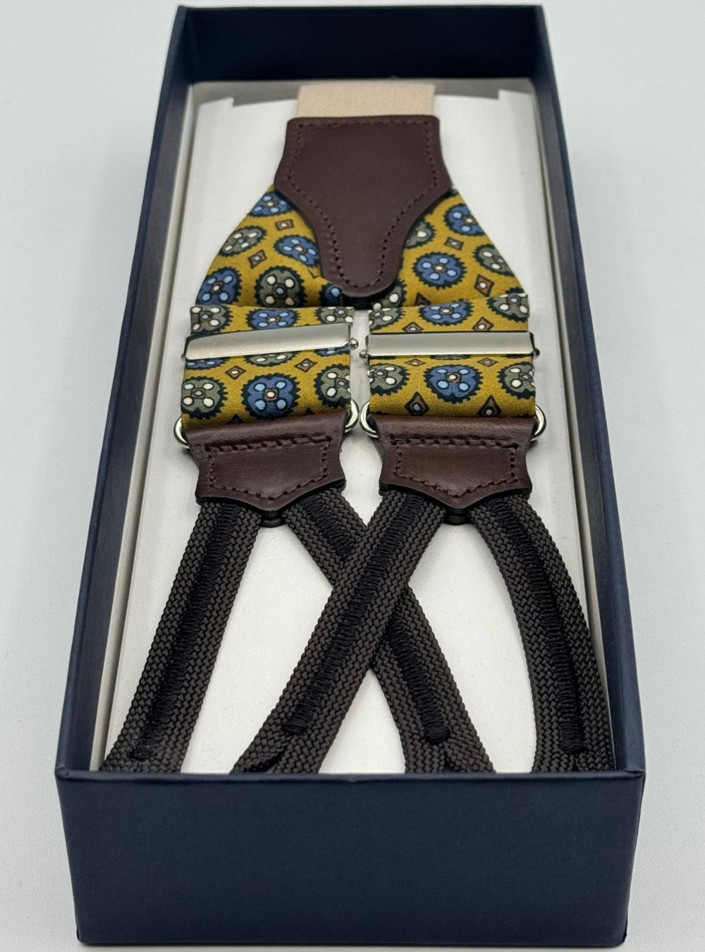 Cruciani &amp; Bella Suspender
Handmade in Italy&nbsp;
Adjustable Sizing
Madder Silk
35 mm Wide
Mustard, Light Blue and Brown Motif&nbsp;
Braid Ends
Y-Shaped
Nickel Fittings
Size Multifit Adjustable&nbsp;Length: 125cm (= 49 inch) Maximum