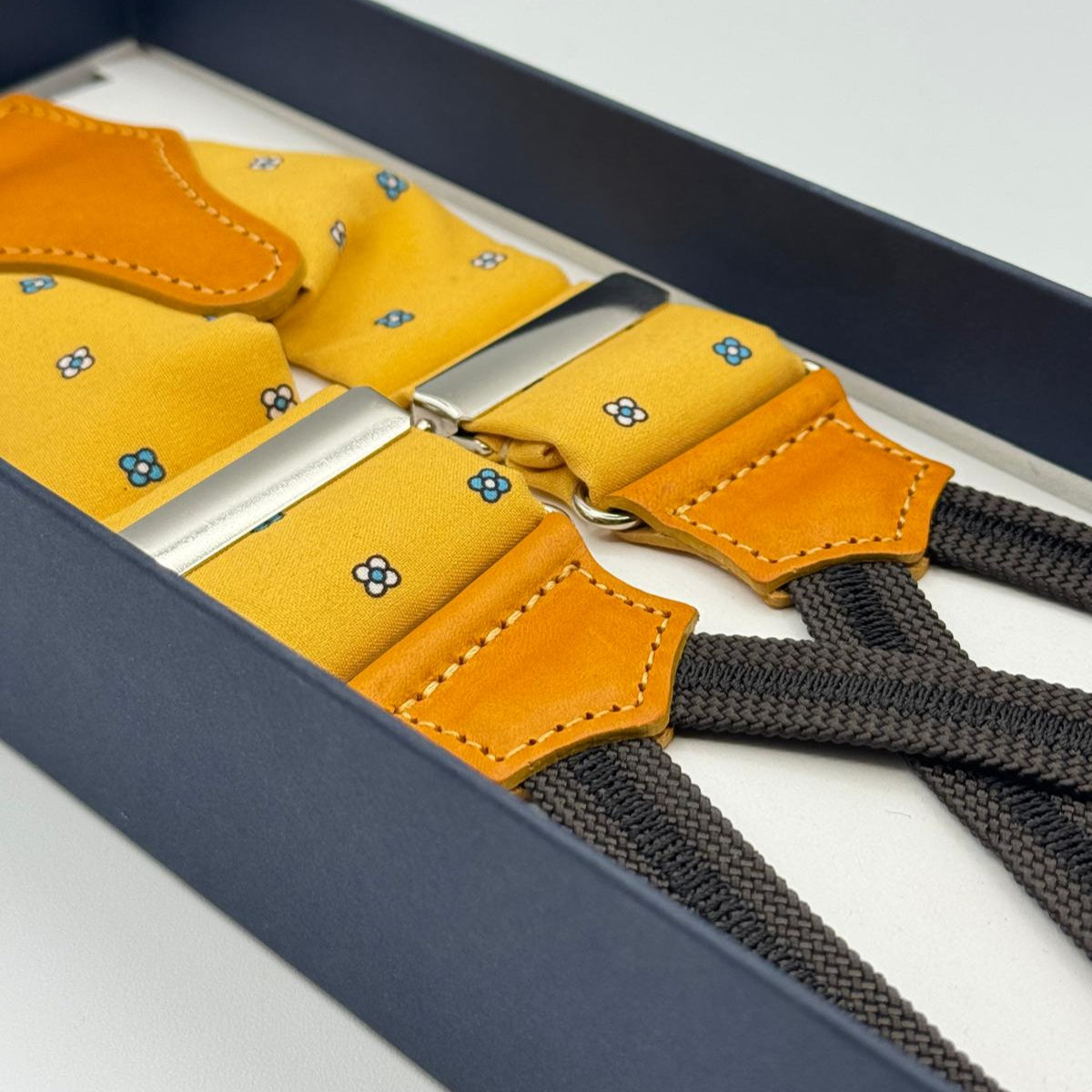 Cruciani &amp; Bella Suspender
Handmade in Italy&nbsp;
Adjustable Sizing
Madder Silk
35 mm Wide
Yellow and Light Blue Motif&nbsp;
Braid Ends
Y-Shaped
Nickel Fittings
Size Multifit Adjustable&nbsp;Length: 125cm (= 49 inch) Maximum