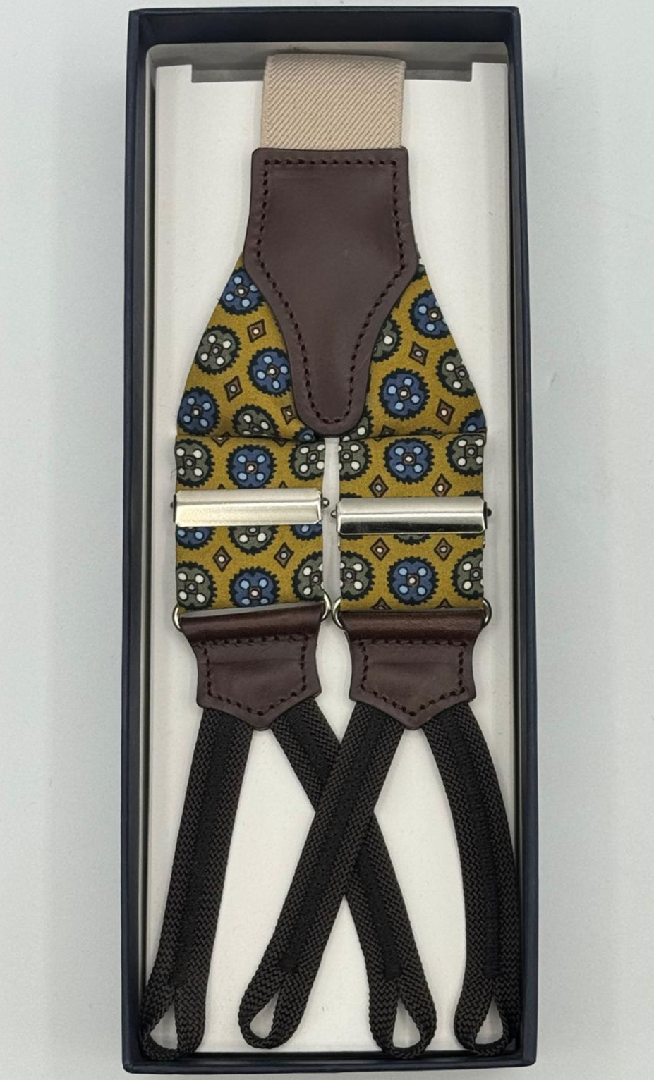 Cruciani &amp; Bella Suspender
Handmade in Italy&nbsp;
Adjustable Sizing
Madder Silk
35 mm Wide
Mustard, Light Blue and Brown Motif&nbsp;
Braid Ends
Y-Shaped
Nickel Fittings
Size Multifit Adjustable&nbsp;Length: 125cm (= 49 inch) Maximum