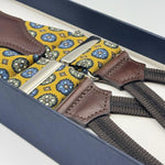 Cruciani &amp; Bella Suspender
Handmade in Italy&nbsp;
Adjustable Sizing
Madder Silk
35 mm Wide
Mustard, Light Blue and Brown Motif&nbsp;
Braid Ends
Y-Shaped
Nickel Fittings
Size Multifit Adjustable&nbsp;Length: 125cm (= 49 inch) Maximum