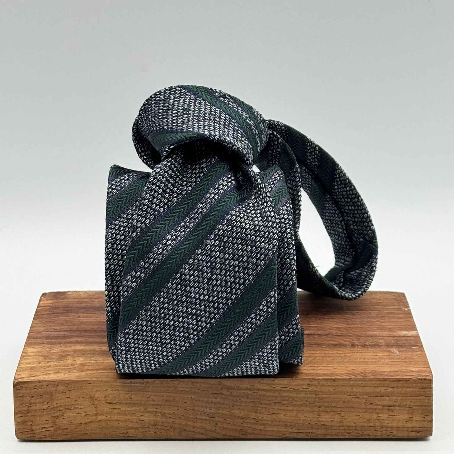 Drake's for Cruciani &amp; Bella
100%&nbsp; Woven Silk
Tipped
Grey Melange, Dark Blue and Green Stripes
Handmade in London, England
8 cm x 150 cm