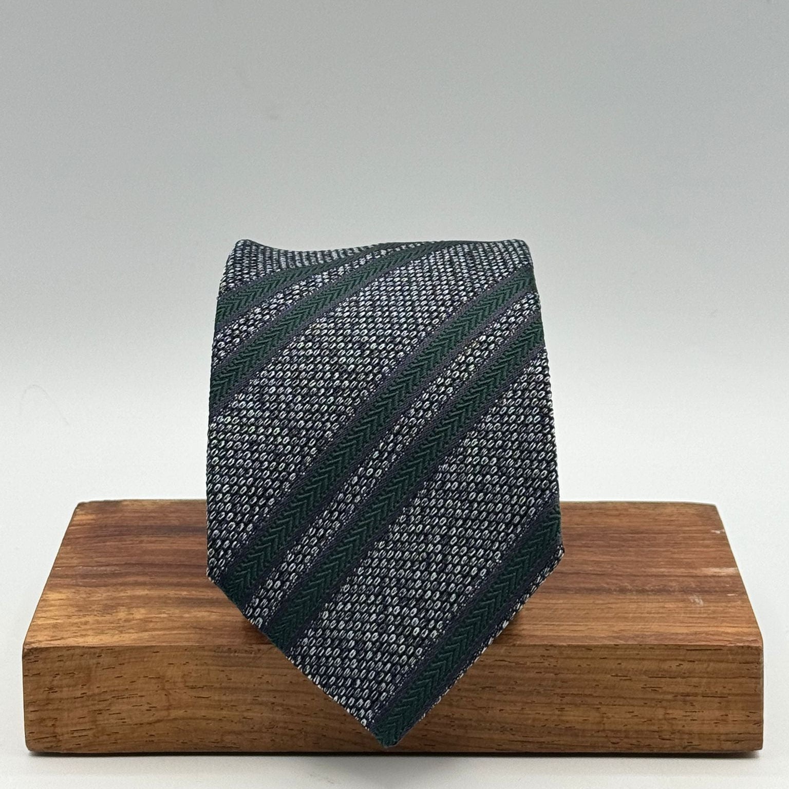 Drake's for Cruciani &amp; Bella
100%&nbsp; Woven Silk
Tipped
Grey Melange, Dark Blue and Green Stripes
Handmade in London, England
8 cm x 150 cm