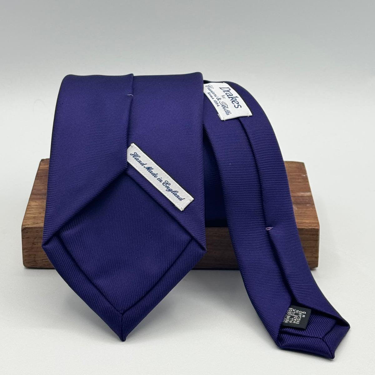 Drake's for Cruciani e Bella
100%&nbsp; Woven Jacquard Silk
Self Tipped
Purple
Handmade in London, England
9 cm x 148 cm