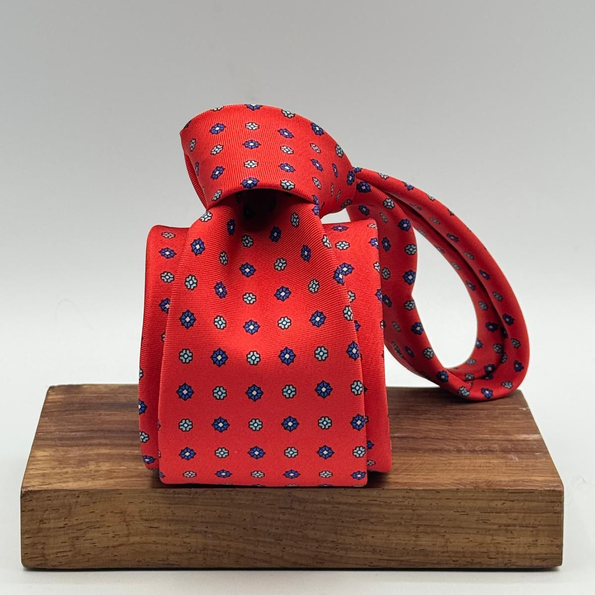 Cruciani &amp; Bella
100% Printed Silk&nbsp;
Tipped
Red, Light Blue and Blue Floral Motif Tie
Handmade in Italy
8 cm x 148 cm
New Old Stock