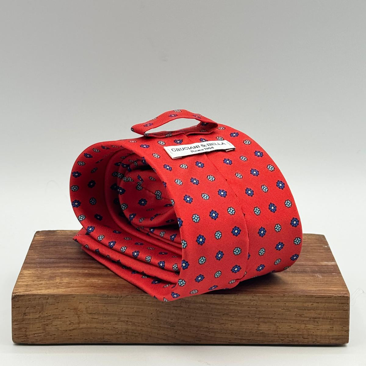 Cruciani &amp; Bella
100% Printed Silk&nbsp;
Tipped
Red, Light Blue and Blue Floral Motif Tie
Handmade in Italy
8 cm x 148 cm
New Old Stock
