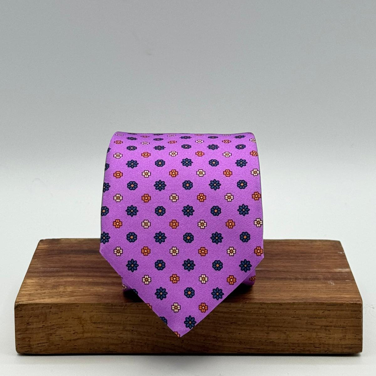 Cruciani &amp; Bella
100% Printed Silk&nbsp;
Tipped
Pink, Blue, Rust and Yellow Floral Motif Tie
Handmade in Italy
8 cm x 148 cm
New Old Stock