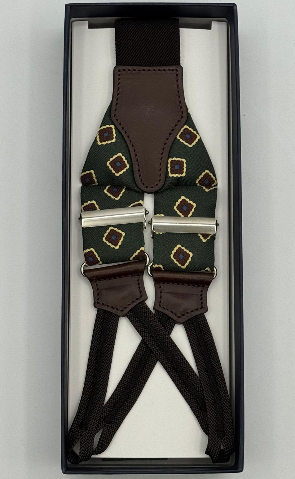 Cruciani &amp; Bella Suspender
Handmade in Italy&nbsp;
Adjustable Sizing
Madder Silk
35 mm Wide
Green, Red Wine and Beige Motif&nbsp;
Braid Ends
Y-Shaped
Nickel Fittings
Size Multifit Adjustable&nbsp;Length: 125cm (= 49 inch) Maximum