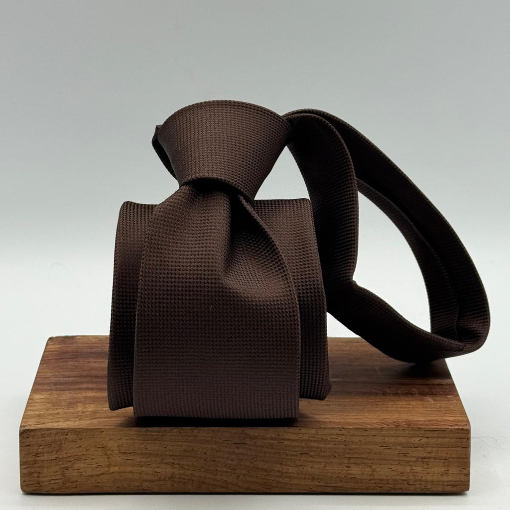 Cruciani &amp; Bella

100% Silk&nbsp;
Self Tipped
Brown Plain Tie
Handmade in Italy
8 cm x 148 cm
New Old Stock