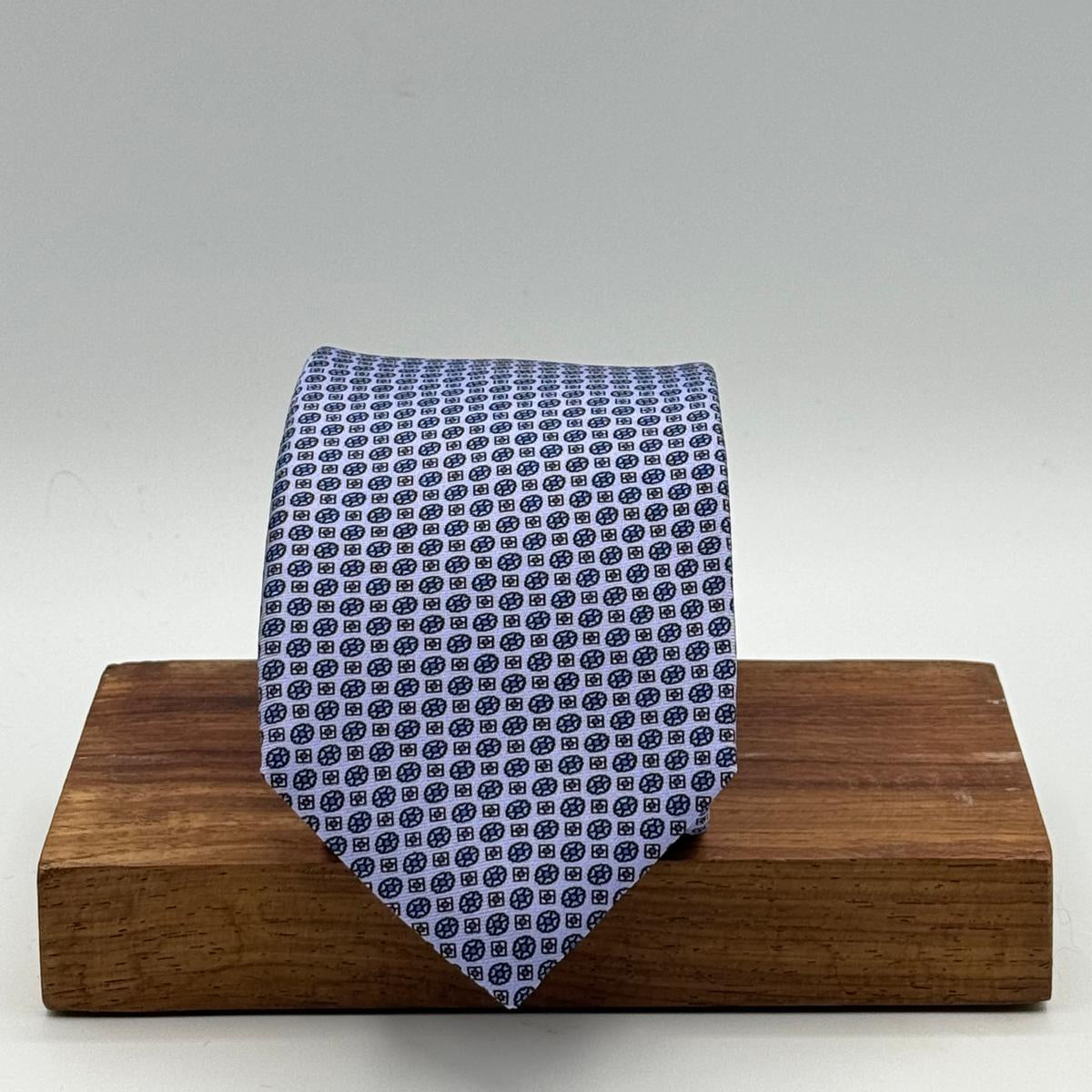 Cruciani &amp; Bella
100% Printed Silk&nbsp;
Tipped
Light Ink Blue and Light Blue Floral Motif Tie
Handmade in Italy
8 cm x 148 cm
New Old Stock
