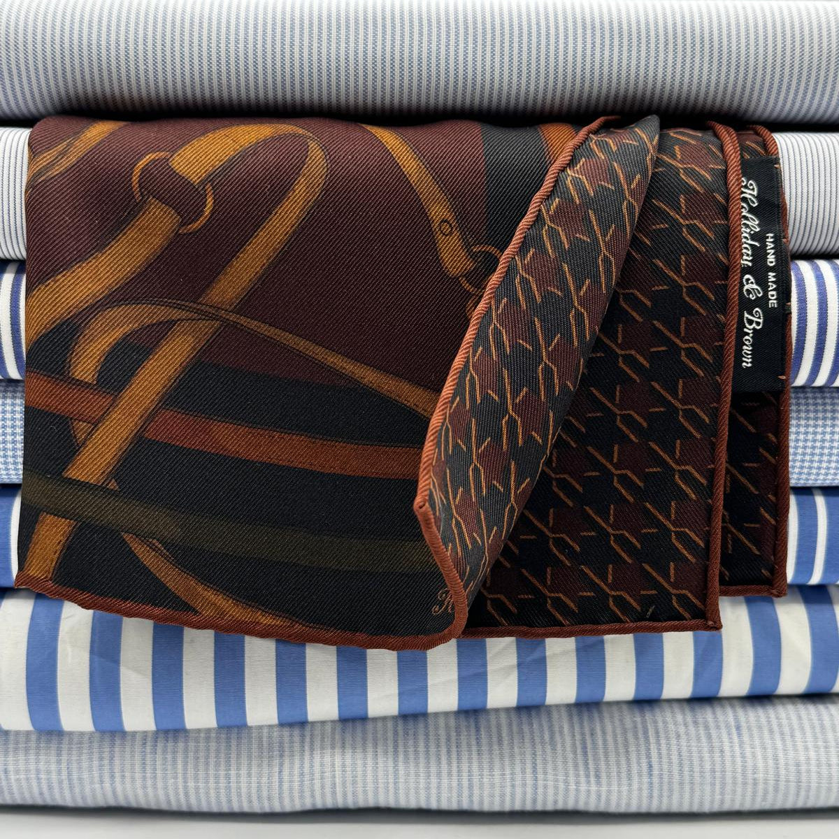 Holliday &amp; Brown
Hand-rolled&nbsp;&nbsp;
Holliday &amp; Brown for Cruciani &amp; Bella
100% Silk
Blue, Wine Green and Brown
Double Faces
Bra Motif&nbsp; Pocket Square
Handmade in Italy

32 cm X 32 cm