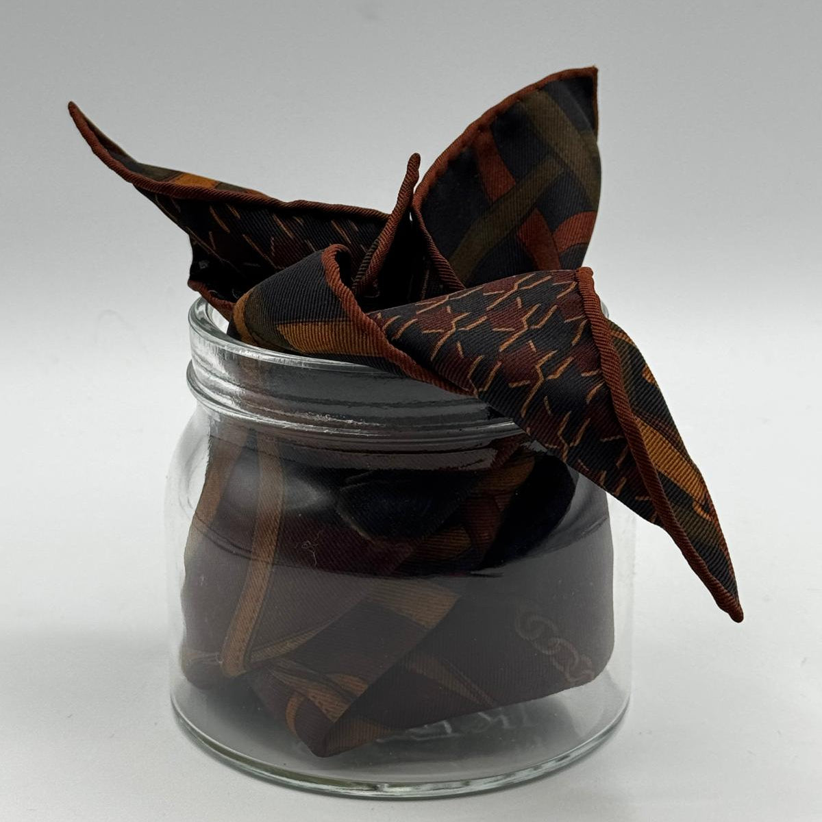 Holliday &amp; Brown
Hand-rolled&nbsp;&nbsp;
Holliday &amp; Brown for Cruciani &amp; Bella
100% Silk
Blue, Wine Green and Brown
Double Faces
Bra Motif&nbsp; Pocket Square
Handmade in Italy

32 cm X 32 cm