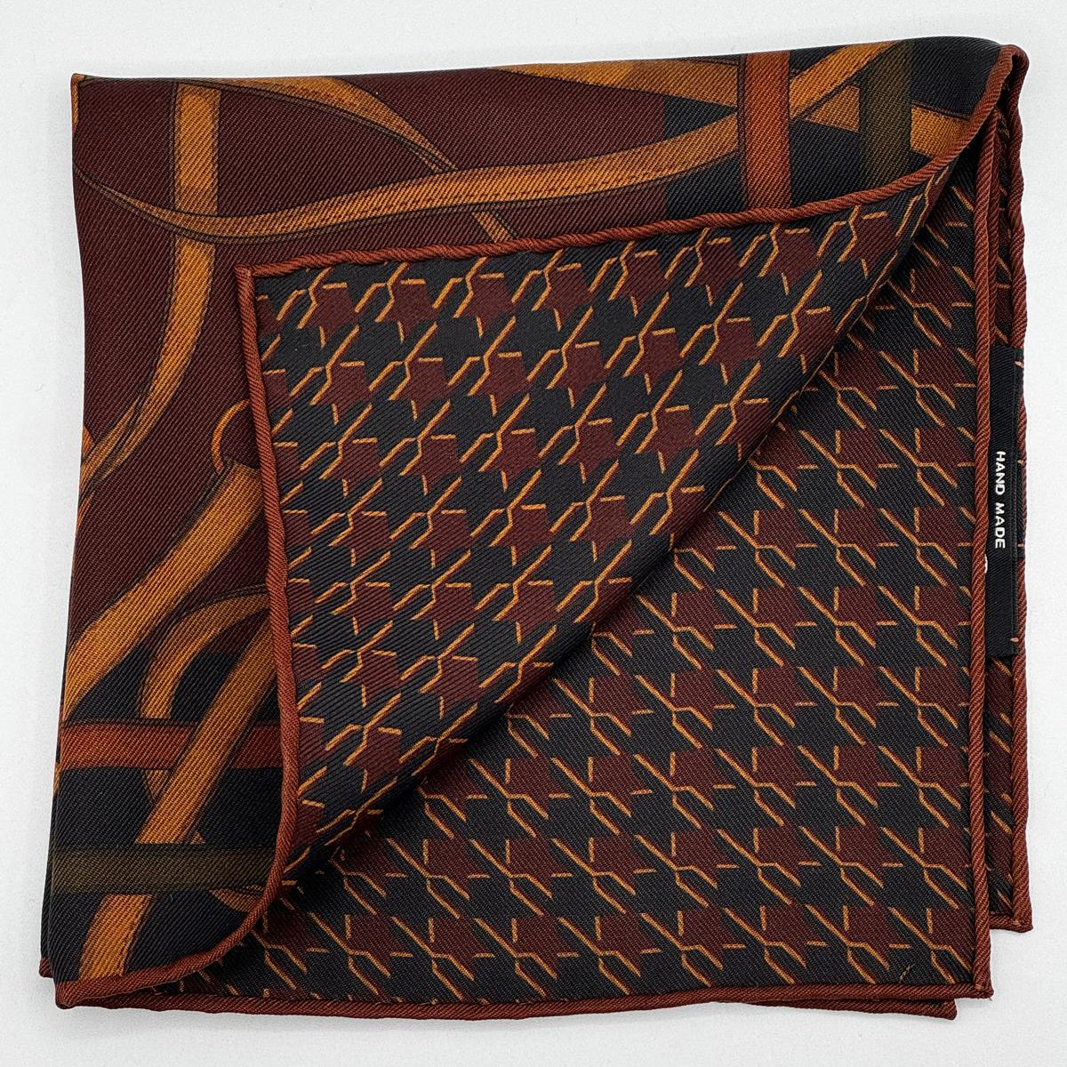 Holliday &amp; Brown
Hand-rolled&nbsp;&nbsp;
Holliday &amp; Brown for Cruciani &amp; Bella
100% Silk
Blue, Wine Green and Brown
Double Faces
Bra Motif&nbsp; Pocket Square
Handmade in Italy

32 cm X 32 cm