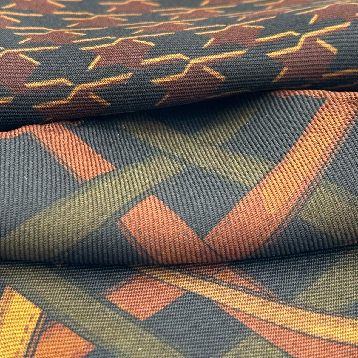 Holliday &amp; Brown
Hand-rolled&nbsp;&nbsp;
Holliday &amp; Brown for Cruciani &amp; Bella
100% Silk
Blue, Wine Green and Brown
Double Faces
Bra Motif&nbsp; Pocket Square
Handmade in Italy

32 cm X 32 cm