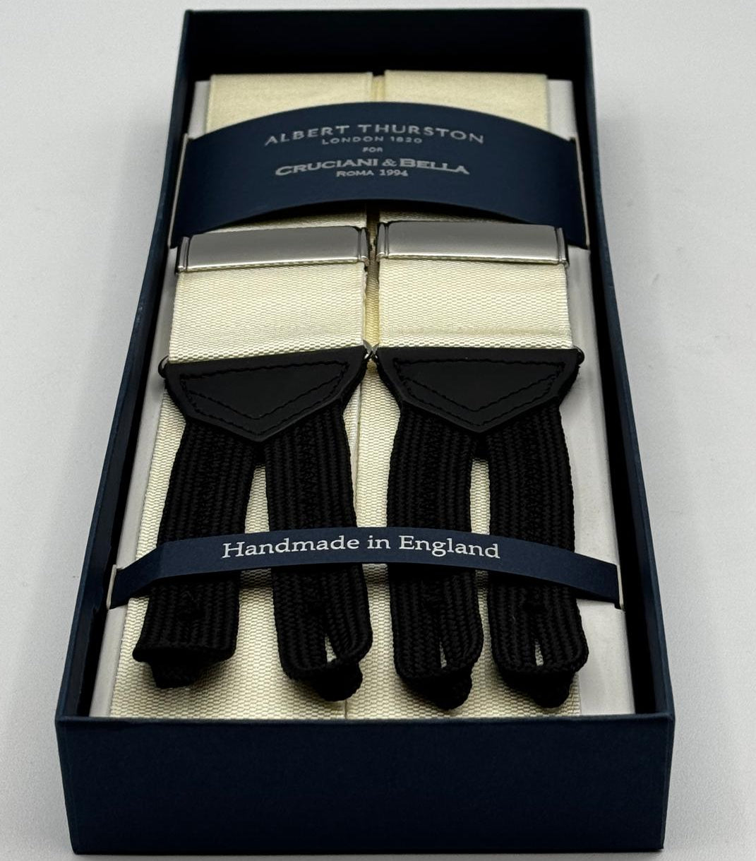 Albert Thurston for Cruciani &amp; Bella
Made in England
Adjustable Sizing
40 mm Woven Barathea&nbsp;
Ivory Plain Braces
Braid ends
Y-Shaped
Nickel Fittings

Size Multifit Adjustable&nbsp;Length:&nbsp;115cm (= 45 inch) Maximum