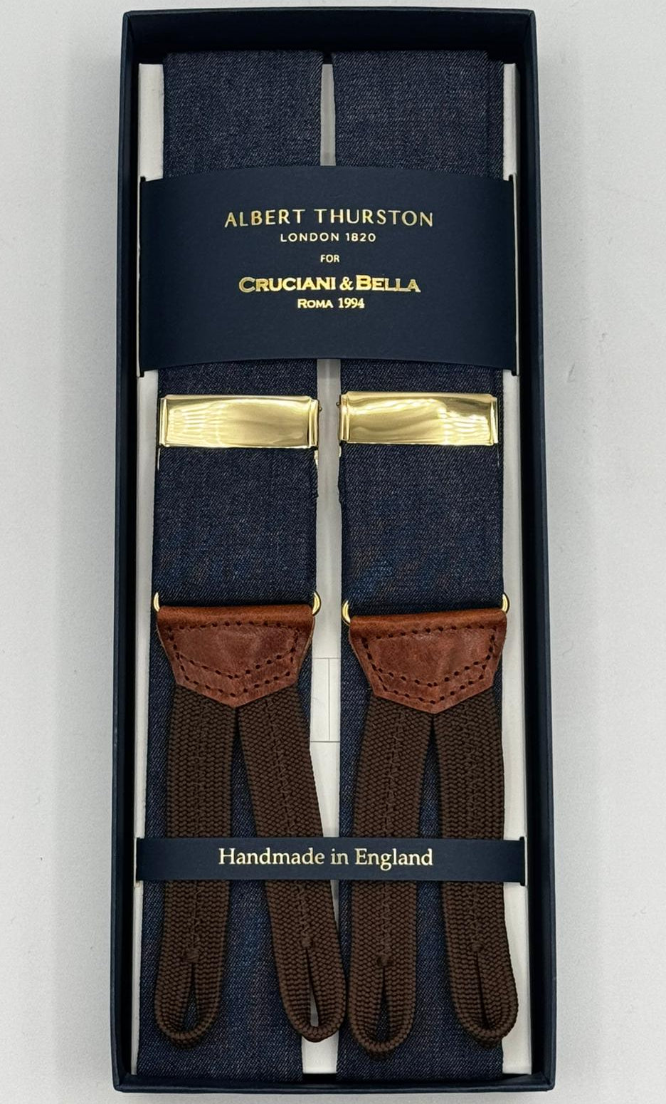Albert Thurston for Cruciani &amp; Bella
Made in England
Adjustable Sizing
40 mm braces
100% Cotton Chambray
Blue Plain Color
Braid ends
Y-Shaped
Gold Fittings
Size Multifit Adjustable&nbsp;Length:&nbsp;115cm (= 45 inch) Maximum