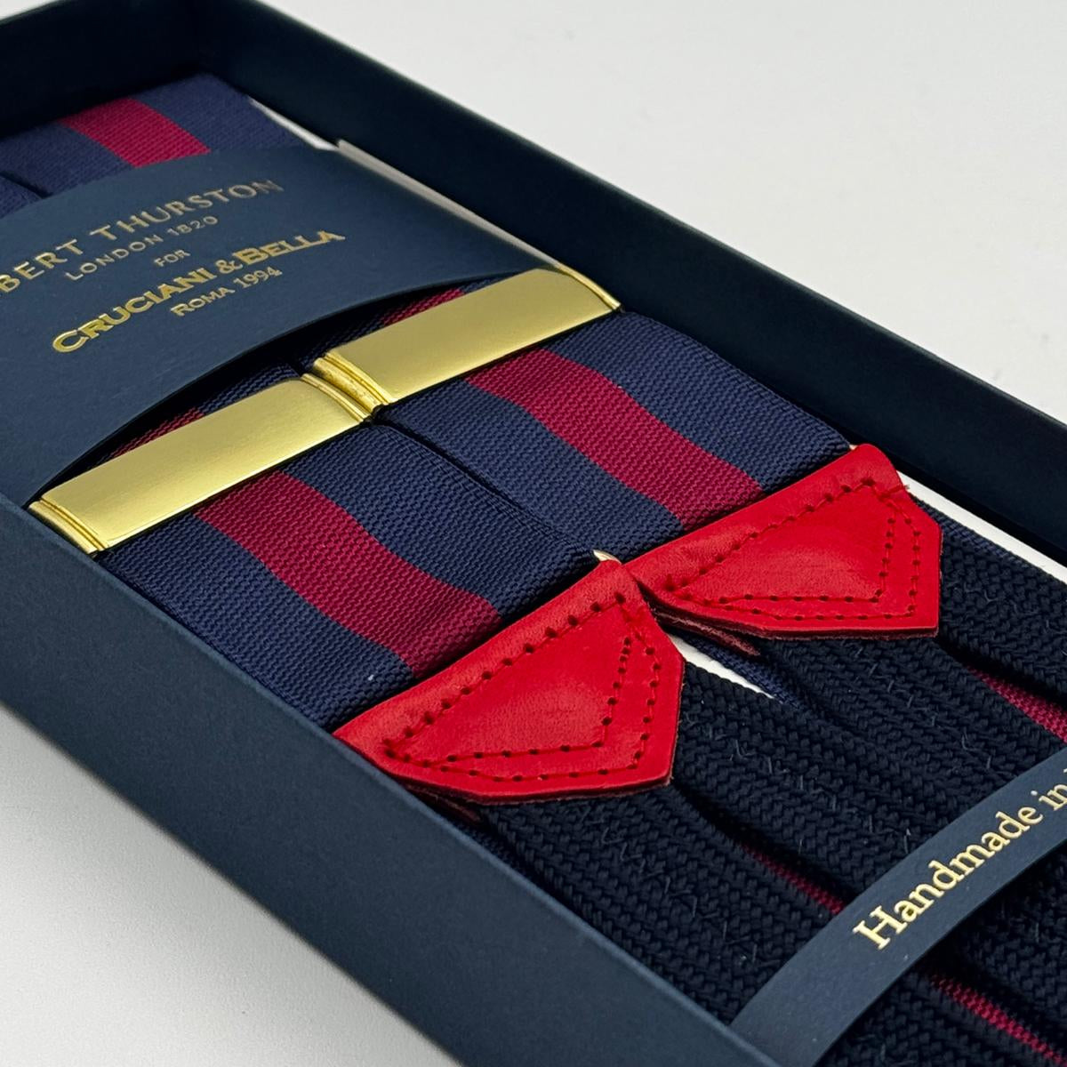 Albert Thurston for Cruciani &amp; Bella
Made in England
Adjustable Sizing
40 mm Woven Barathea&nbsp;
Navy and Red stripes Braces
Braid ends
Y-Shaped
Gold Fittings
Size Multifit Adjustable&nbsp;Length:&nbsp;115cm (= 45 inch) Maximum