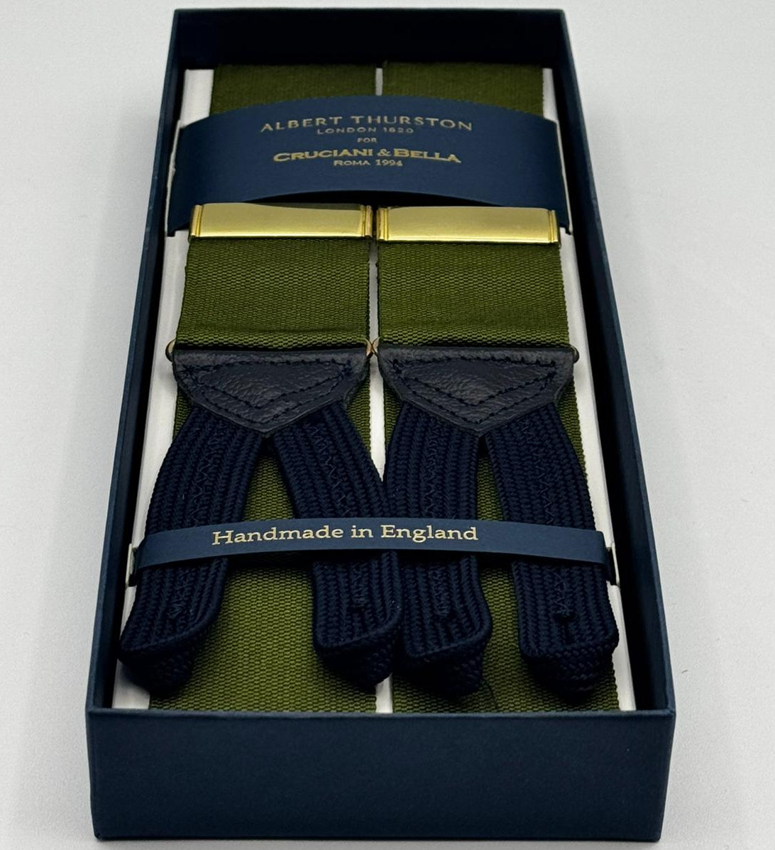 Albert Thurston for Cruciani &amp; Bella
Made in England
Adjustable Sizing
40 mm Woven Barathea&nbsp;
Olive Green braces
Braid ends
Y-Shaped
Gold Fittings
Size Multifit Adjustable&nbsp;Length:&nbsp;115cm (= 45 inch) Maximum