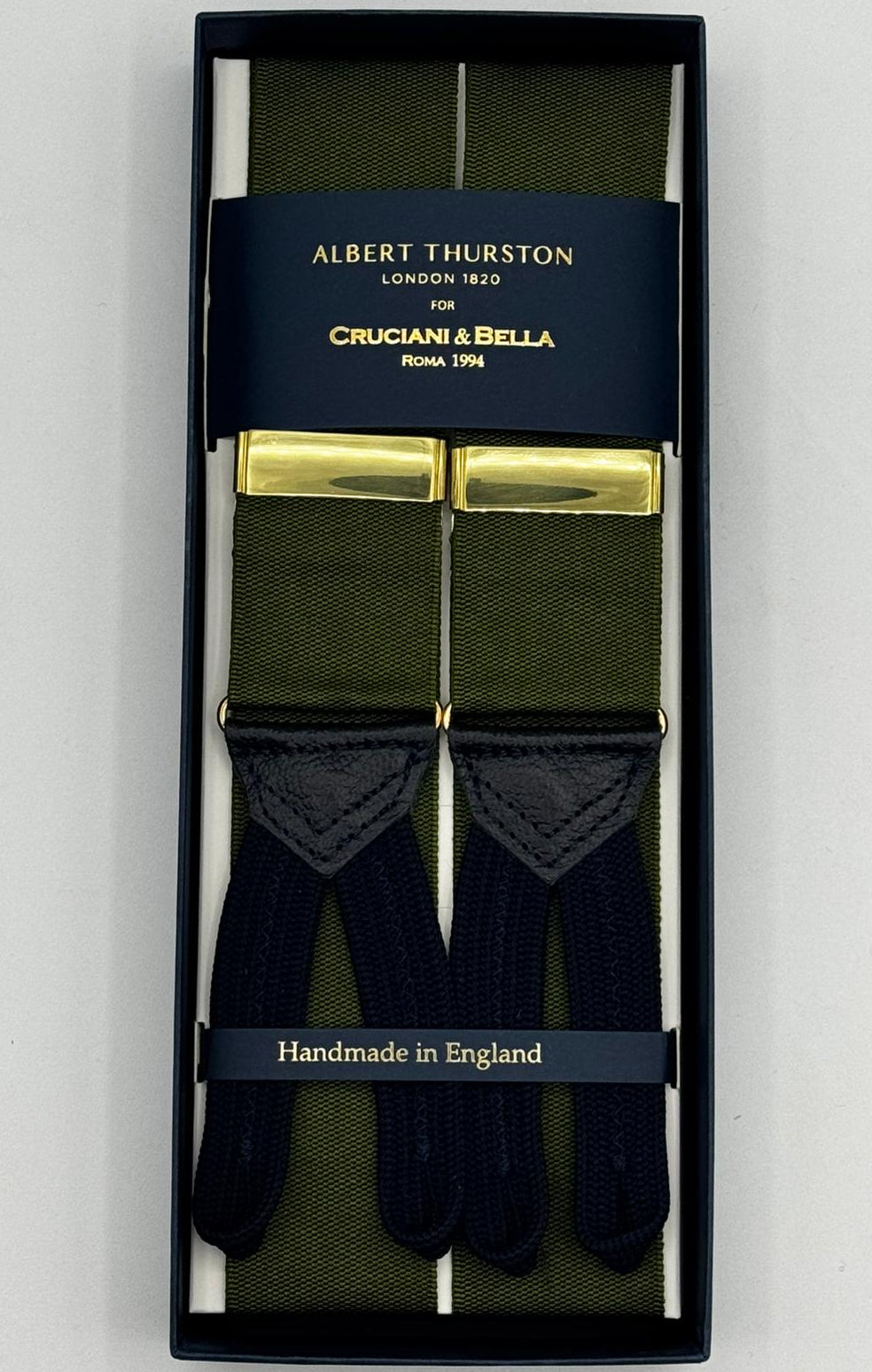 Albert Thurston for Cruciani &amp; Bella
Made in England
Adjustable Sizing
40 mm Woven Barathea&nbsp;
Olive Green braces
Braid ends
Y-Shaped
Gold Fittings
Size Multifit Adjustable&nbsp;Length:&nbsp;115cm (= 45 inch) Maximum