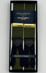 Albert Thurston for Cruciani &amp; Bella
Made in England
Adjustable Sizing
40 mm Woven Barathea&nbsp;
Olive Green braces
Braid ends
Y-Shaped
Gold Fittings
Size Multifit Adjustable&nbsp;Length:&nbsp;115cm (= 45 inch) Maximum
