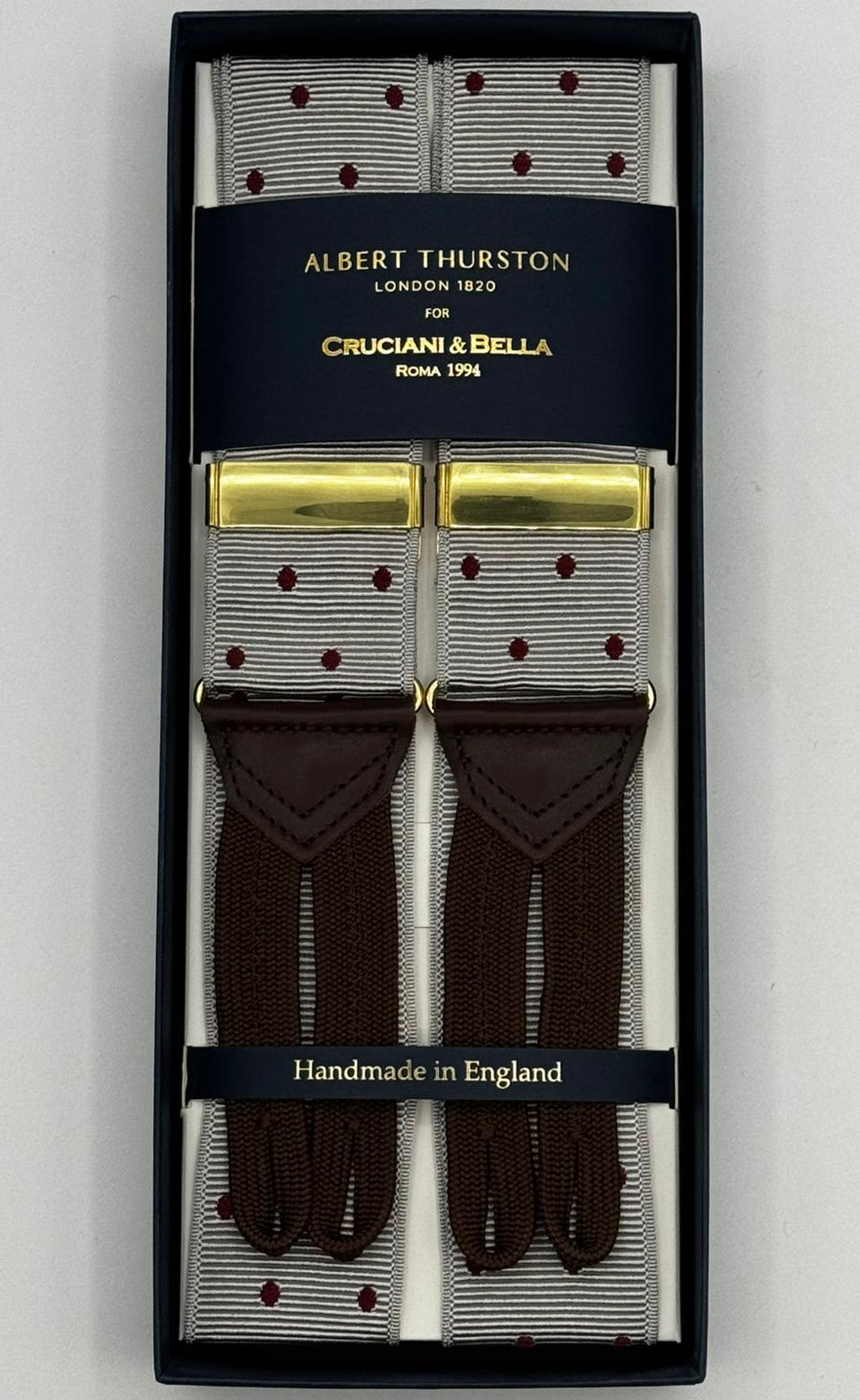 Albert Thurston for Cruciani &amp; Bella
Made in England
Adjustable Sizing
40 mm Woven Barathea
Dirty White, Brick Dots
Braid ends
Y-Shaped
Gold Fittings
Size Multifit Adjustable&nbsp;Length:&nbsp;115cm (= 45 inch) Maximum