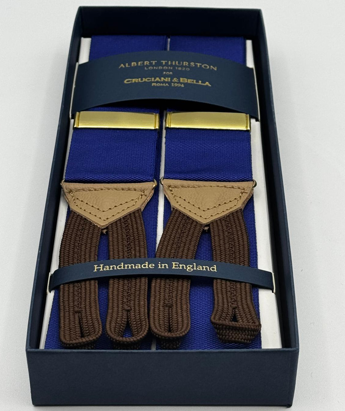 Albert Thurston for Cruciani &amp; Bella
Made in England
Adjustable Sizing
40 mm Woven Barathea&nbsp;
Corn Flower Blue Plain braces
Braid ends
Y-Shaped
Gold Fittings
Size Multifit Adjustable&nbsp;Length:&nbsp;115cm (= 45 inch) Maximum