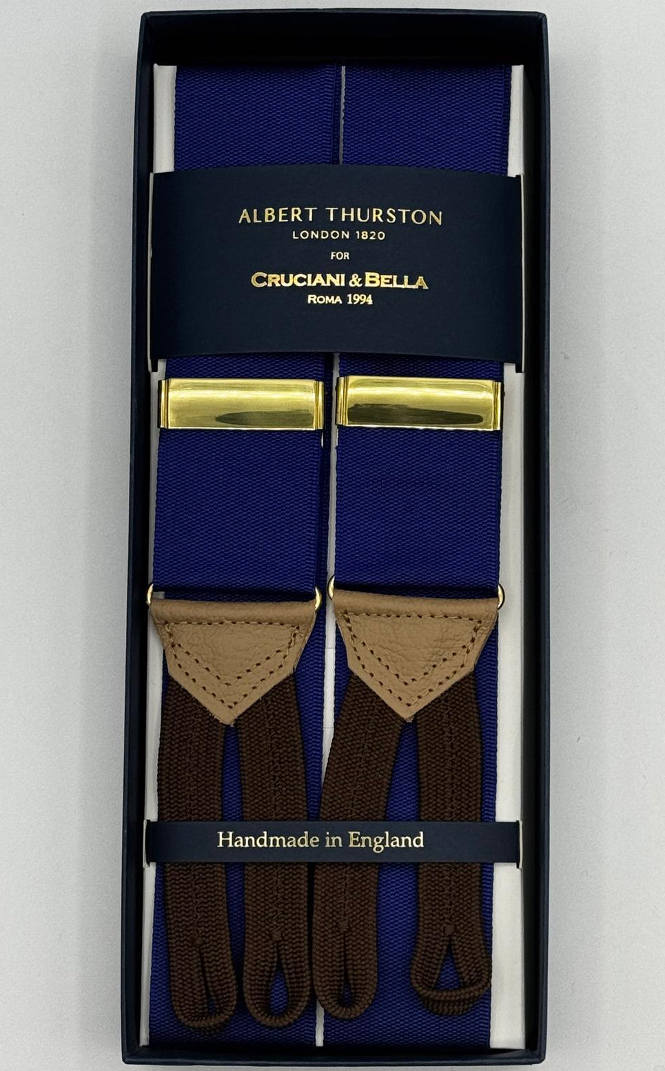 Albert Thurston for Cruciani &amp; Bella
Made in England
Adjustable Sizing
40 mm Woven Barathea&nbsp;
Corn Flower Blue Plain braces
Braid ends
Y-Shaped
Gold Fittings
Size Multifit Adjustable&nbsp;Length:&nbsp;115cm (= 45 inch) Maximum