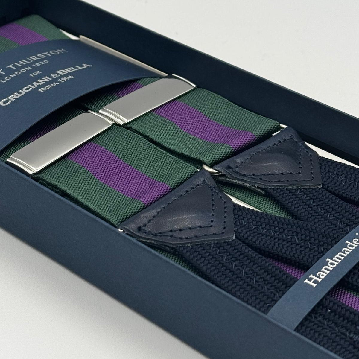 Albert Thurston for Cruciani &amp; Bella
Made in England
Adjustable Sizing
40 mm Woven Barathea&nbsp;
Green and Purple Stripes Braces
Braid ends
Y-Shaped
Nickel Fittings
Size Multifit Adjustable&nbsp;Length:&nbsp;115cm (= 45 inch) Maximum