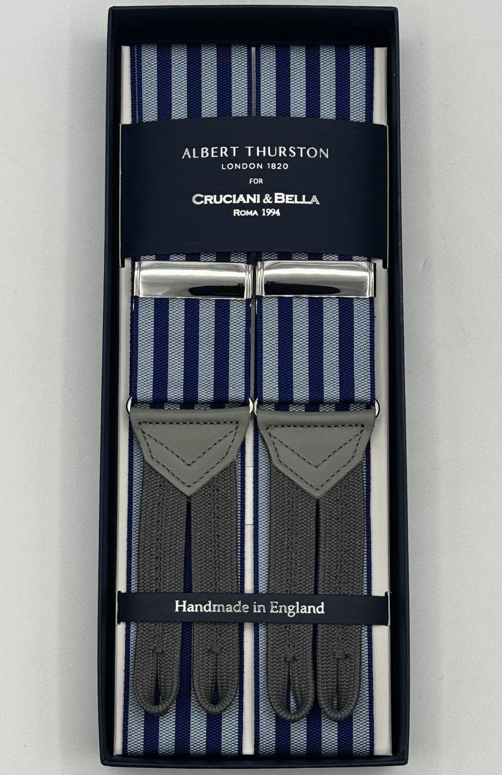Albert Thurston for Cruciani &amp; Bella
Made in England
Adjustable Sizing
40 mm Woven Barathea&nbsp;
Grey and Bleu Stripes Braces
Braid ends
Y-Shaped
Nickel Fittings
Size Multifit Adjustable&nbsp;Length:&nbsp;115cm (= 45 inch) Maximum