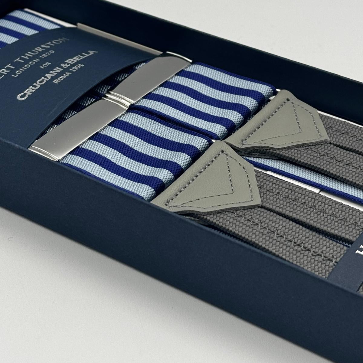 Albert Thurston for Cruciani &amp; Bella
Made in England
Adjustable Sizing
40 mm Woven Barathea&nbsp;
Grey and Bleu Stripes Braces
Braid ends
Y-Shaped
Nickel Fittings
Size Multifit Adjustable&nbsp;Length:&nbsp;115cm (= 45 inch) Maximum