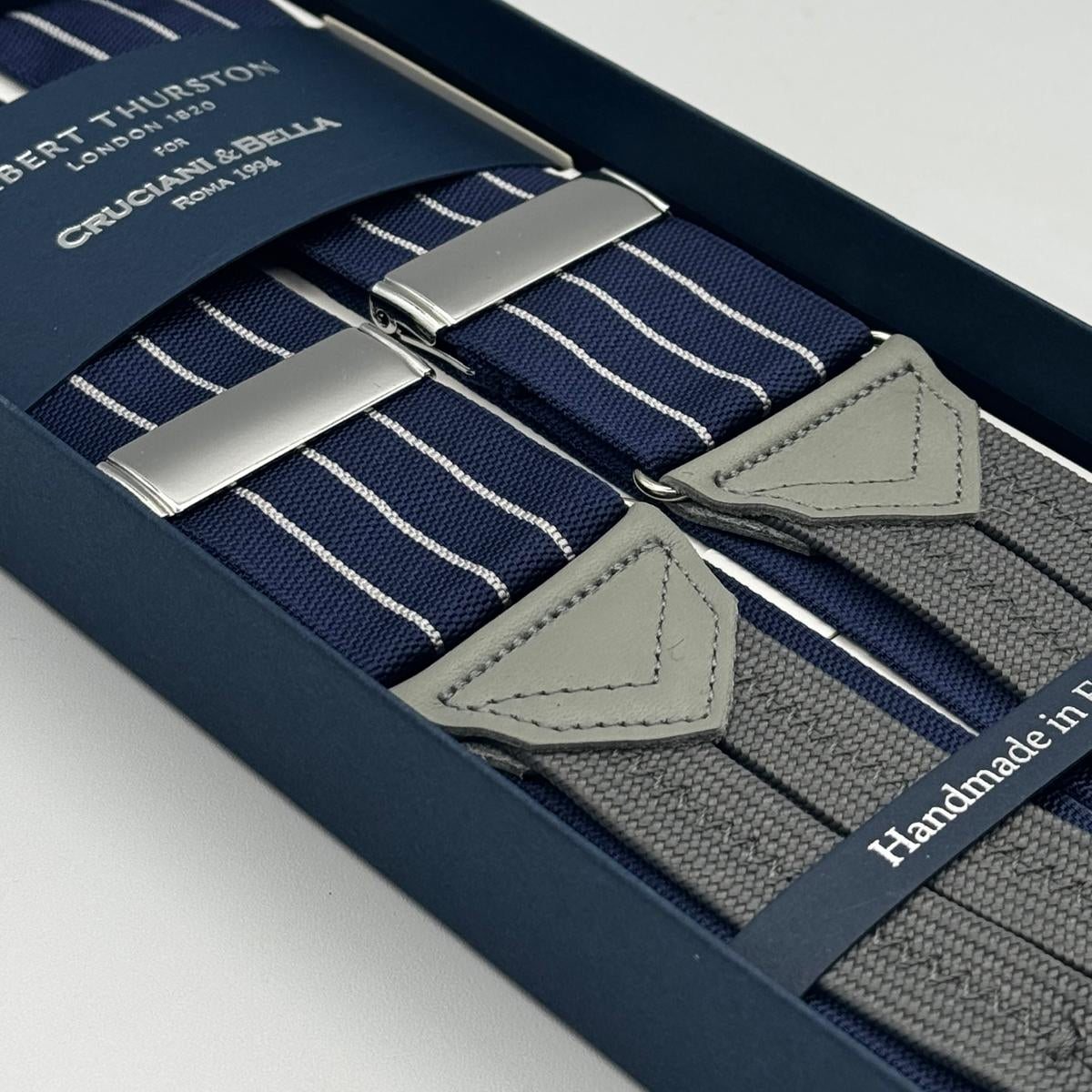 Albert Thurston for Cruciani &amp; Bella
Made in England
Adjustable Sizing
40 mm Woven Barathea&nbsp;
Bleu and White Stripes Braces
Braid ends
Y-Shaped
Nickel Fittings
Size Multifit Adjustable&nbsp;Length:&nbsp;115cm (= 45 inch) Maximum