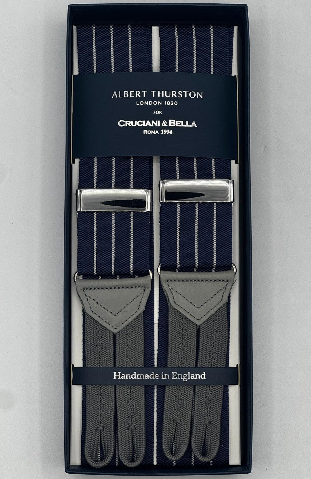 Albert Thurston for Cruciani &amp; Bella
Made in England
Adjustable Sizing
40 mm Woven Barathea&nbsp;
Bleu and White Stripes Braces
Braid ends
Y-Shaped
Nickel Fittings
Size Multifit Adjustable&nbsp;Length:&nbsp;115cm (= 45 inch) Maximum