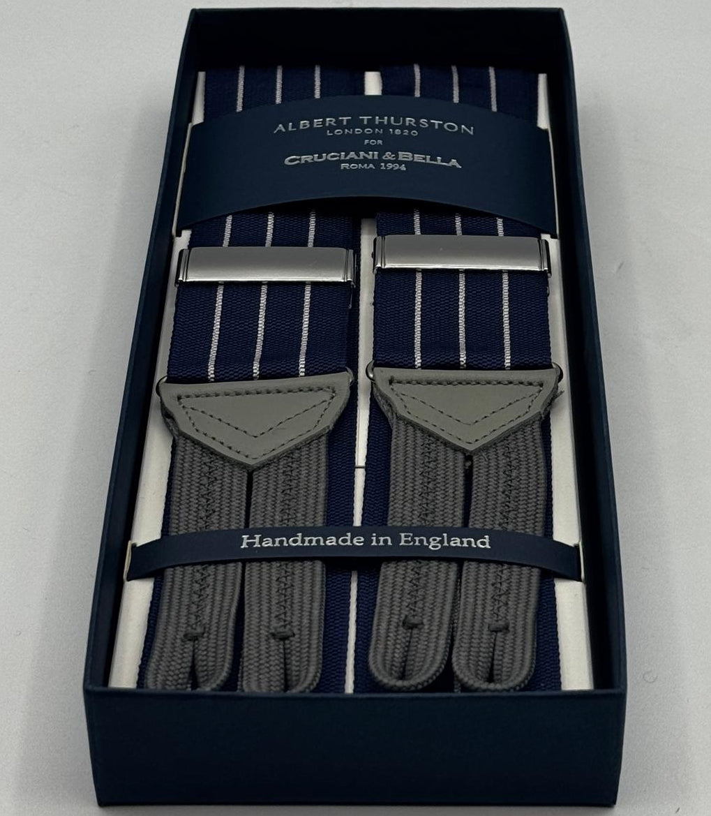 Albert Thurston for Cruciani &amp; Bella
Made in England
Adjustable Sizing
40 mm Woven Barathea&nbsp;
Bleu and White Stripes Braces
Braid ends
Y-Shaped
Nickel Fittings
Size Multifit Adjustable&nbsp;Length:&nbsp;115cm (= 45 inch) Maximum